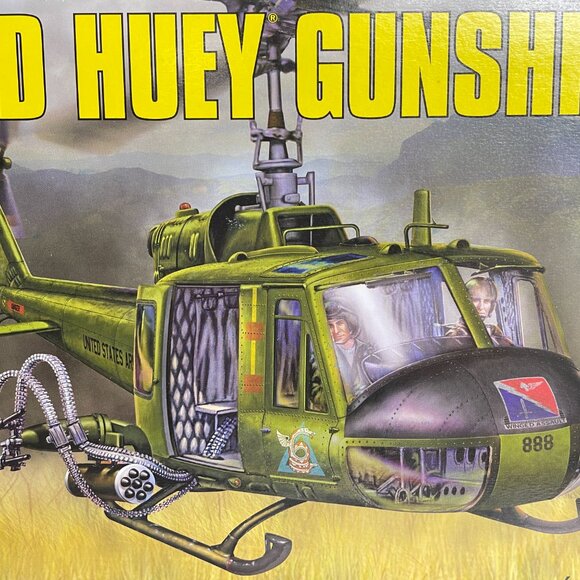 Revell 5536 Bell UH-1D Huey Gunship Helicopter Vietnam Model NEW - Picture 2 of 7
